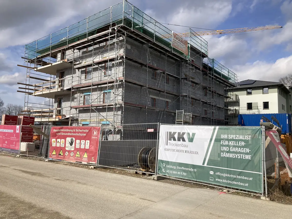 Baustelle des Bauvorhabens Trattmanspark in Mattighofen mit Bauzaunbanner von KKV Trockenbau